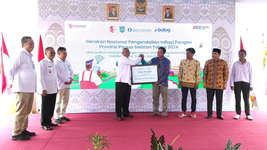 Pemberian bantuan sarana prasarana pertanian kepada 2 kelompok tani